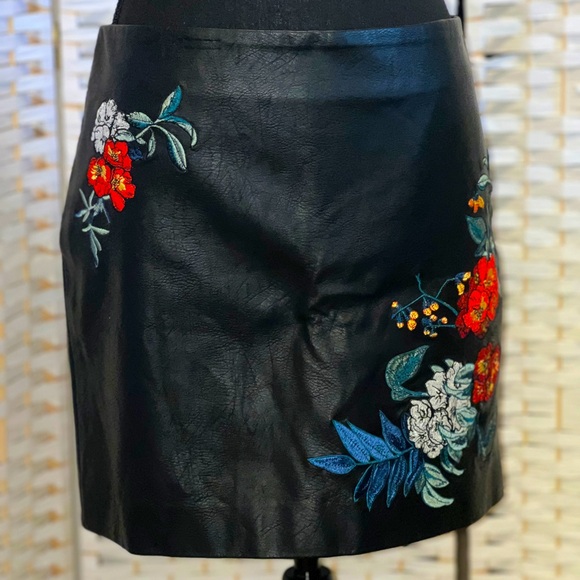 Leather Floral Embroidered Mini Skirt - Guess❓🌹 - Picture 9 of 11